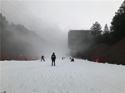 据说今年是暖冬，重庆今年滑雪的地方还有吗？