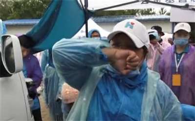韩红在大雨中泪崩是为了什么？