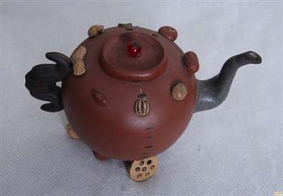 茶壶上有12种谷物、茶嘴是藕形状的、茶壶把手是菱形状的，听长辈说是景德镇的，谁知道这茶壶名字叫什么？